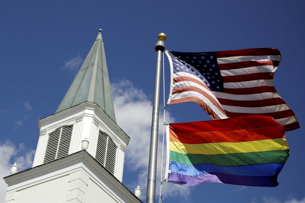 Homofilisaken splitter den internasjonale metodistkirken United Methodist Church. Her vaier regnbueflagget utenfor en metodistkirke i Kansas, USA.
 Foto: NTB Scanpix