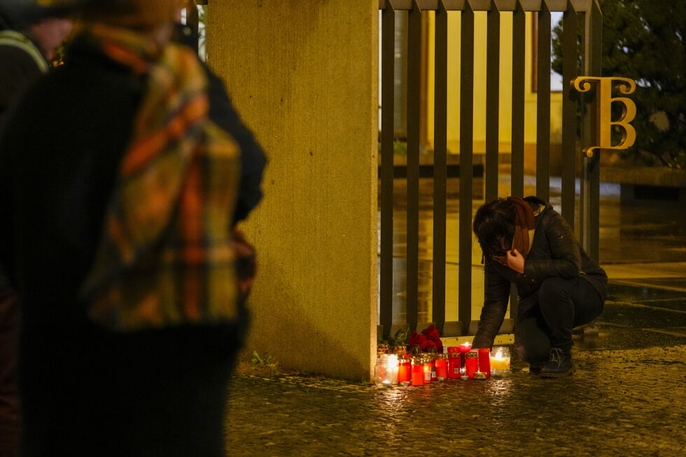 Lys tennes utenfor Karlsuniversitetet i Praha, der en 24-åring skjøt og drepte minst 14 personer torsdag. Lørdag er det nasjonal sørgedag i Tsjekkia.
 Foto: Petr David Josek / AP / NTB