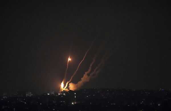 Terrorister skyter over 100 raketter mot Israel
