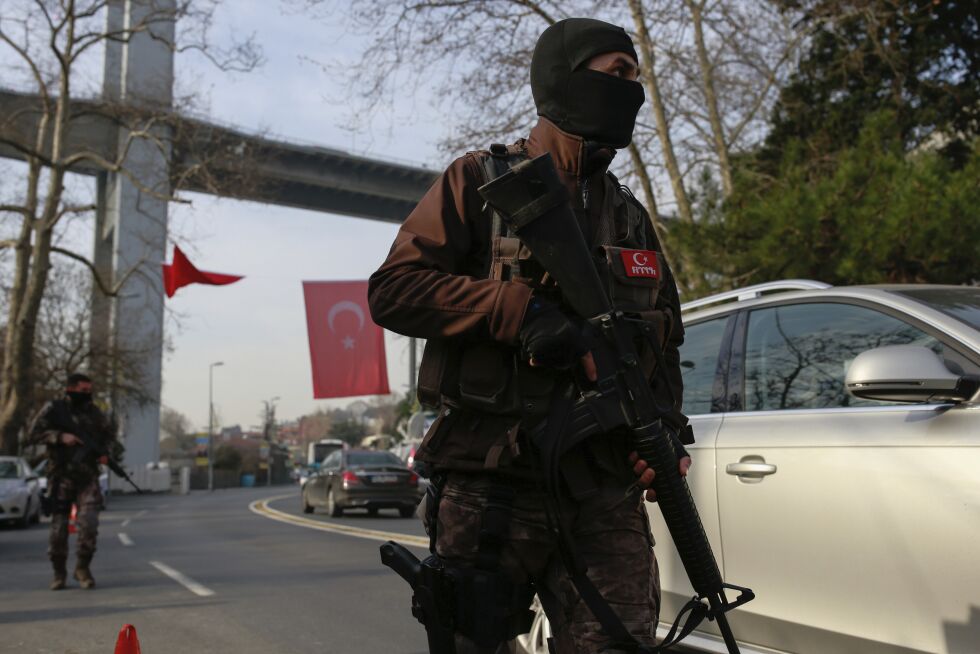 En tyrkisk sikkerhetsvakt patruljerer i nærheten av åstedet for nattklubbterroren.
 Foto: NTB Scanpix / AP