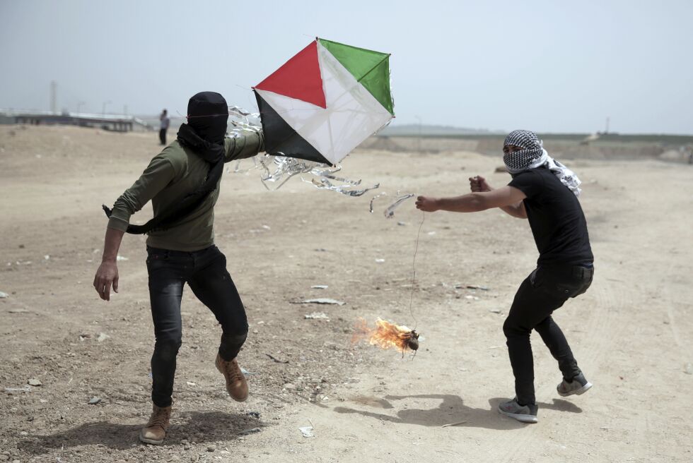 Palestinere i Gaza utstyrer en drage med brannbombe og sender den i retning Israel. Foto: AP / NTB Scanpix