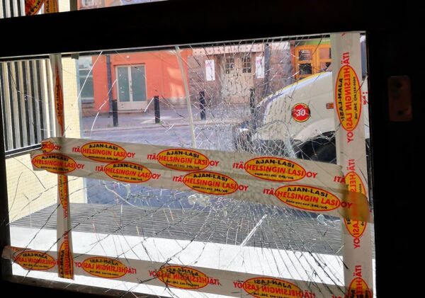 Nynazistiske grupper vandaliserer Israels  ambassade i Helsingfors