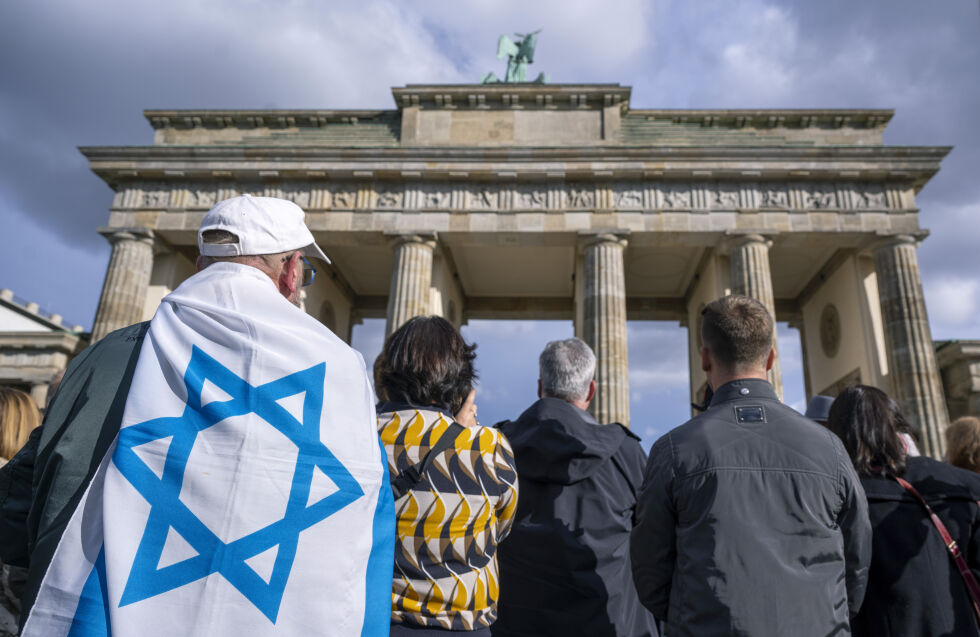 BRANDERBURGER TOR: En mann har ikledd seg det israelske flagget under en demonstrasjon 22. oktober 2023 mot antisemittisme og for å vise solidaritet med det israelske folket etter terrorangrepet 7. oktober.
 Foto: Monika Skolimowska/dpa via AP/NTB