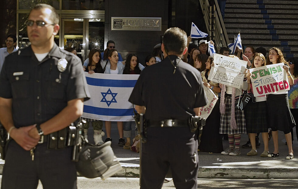 Jødiske studenter blir beskyttet av politiet i Los Angeles under en demonstrasjon. Illustrasjonsbilde.
 Foto: DAMIAN DOVARGANES/AP/NTB