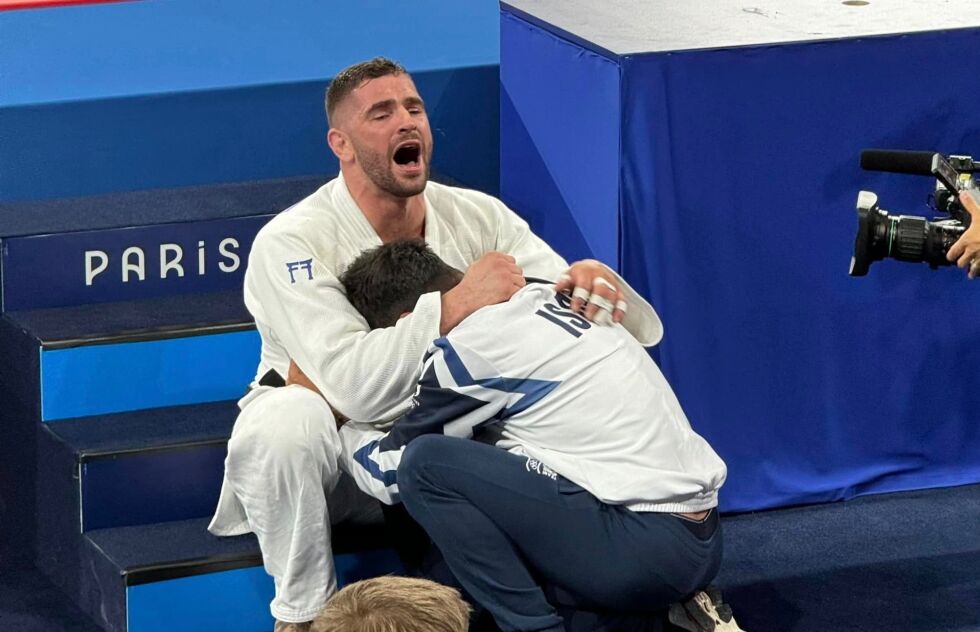 Trener Oren Smadga klemmer bronsemedaljevinner Peter Paltchik.
 Foto: Facebook / Roee Adler