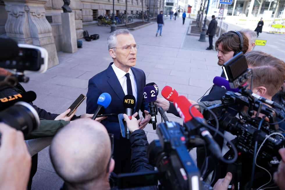 Finansminister Jens Stoltenberg svarer på spørsmål knyttet til børsuroen mandag.
 Foto: Cornelius Poppe / NTB