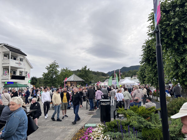 Lek, moro, underholdning og evangeliet som setter fri