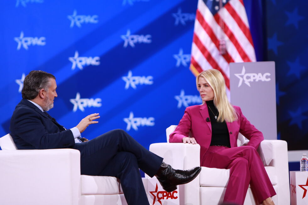 Senator Ted Cruz intervjuet USAs nye justisminister Pam Bondi, torsdag ettermiddag, foran det store CPAC-publikummet.
 Foto: Aleksander Overå