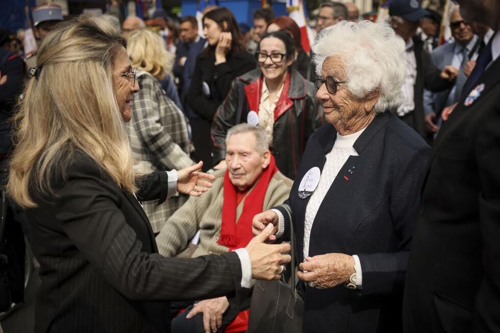 Patricia Miralles, til venstre, Frankrikes minister med ansvar for krigsveteraner og minne, hilser velkommen Holocaust-overlevende Ester Senot.
 Foto: NTB/AP/Thomas Padilla