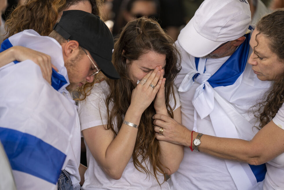 Lior gråter over sin tvilling, den israelske reservesoldaten major Dor Zimel - bildet er fra hans begravelse. Han døde under et angrepfra Hizbollah mot nord-Israel.
 Foto: NTB/AP/Ariel Schalit