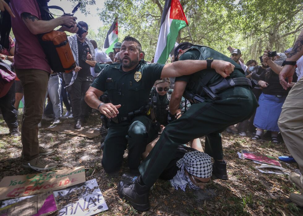 ARRESTASJONER: Politifolk fra University of South Florida tar pro- palestinske demonstranter i varetekt under en marsj på campus mandag i Tampa, Florida.
 Foto: Chris Urso/Tampa Bay Times via AP