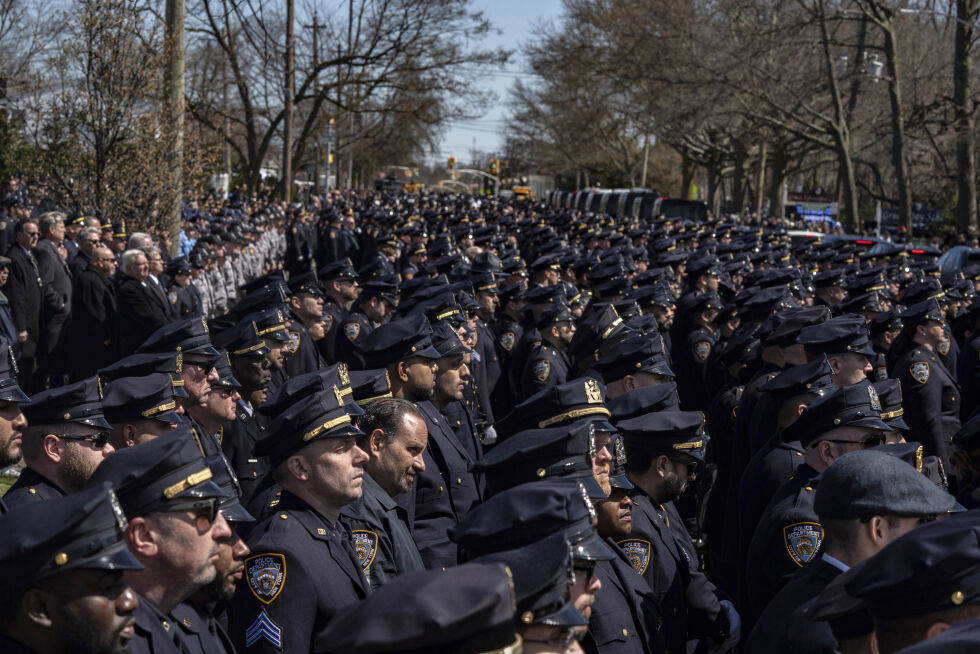 NEW YORK: Tusenvis av politifolk var samlet 30. mars for å vise politimannen Jonathan Diller, som ble drept i tjeneste på mandag, den siste ære.
 Foto: NTB/AP/Jeenah Moon