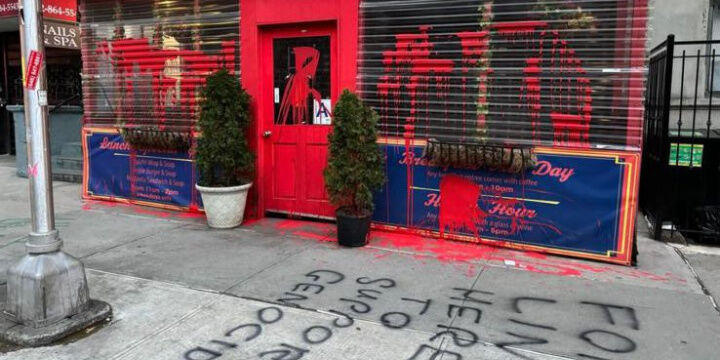 Effy’s Cafe i  New York City, vandalisert 18. mars 2024.
 Foto: Screenshot, i The Algemeiner.