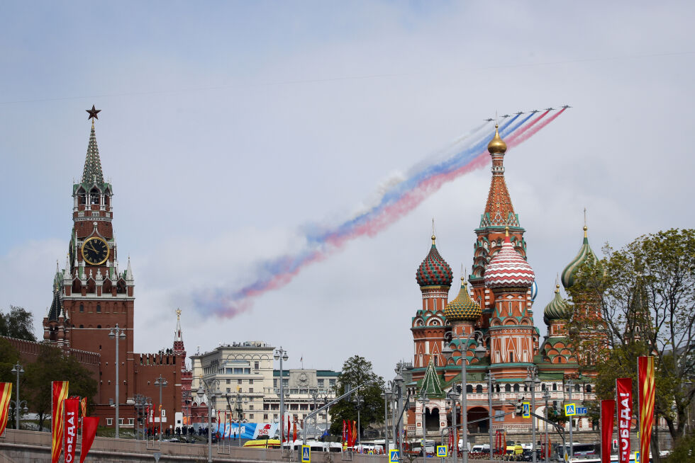 Fly etterlater seg røyk i det russiske flaggets farger over Den røde plass i Moskva på Seiersdagen, 9. mai.
 Foto: AP/NTB