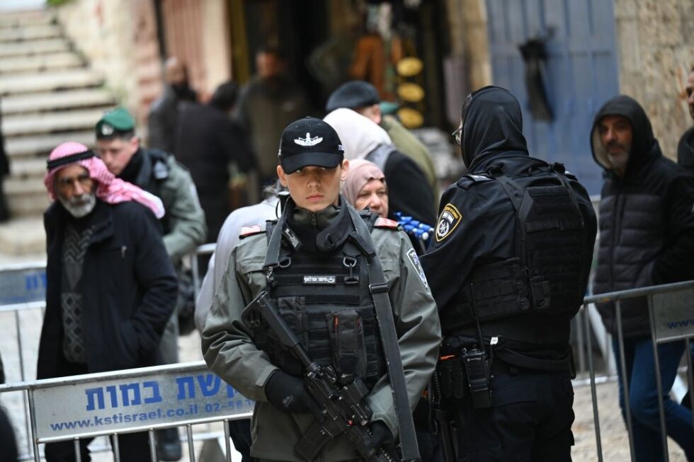 En politimann på vakt i Gamlebyen i Jerusalem 28. februar 2025.
 Foto: Yoav Dudkevitch/TPS