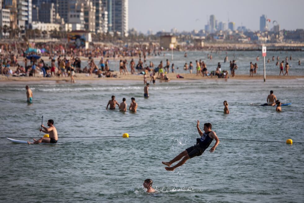 Israel opplever en hetebølge og tusenvis av israelere koser seg på stranden i Tel Aviv. Bildet er tatt 16. mai 2020.
 Foto: Oded Balilty/NTB Scanpix