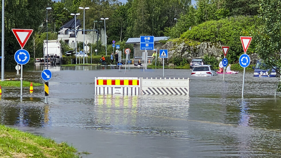 Søndag har mye regn ført til oversvømmelse ved Lørenskog stasjon.
 Foto: Joakim Nilsson / NTB