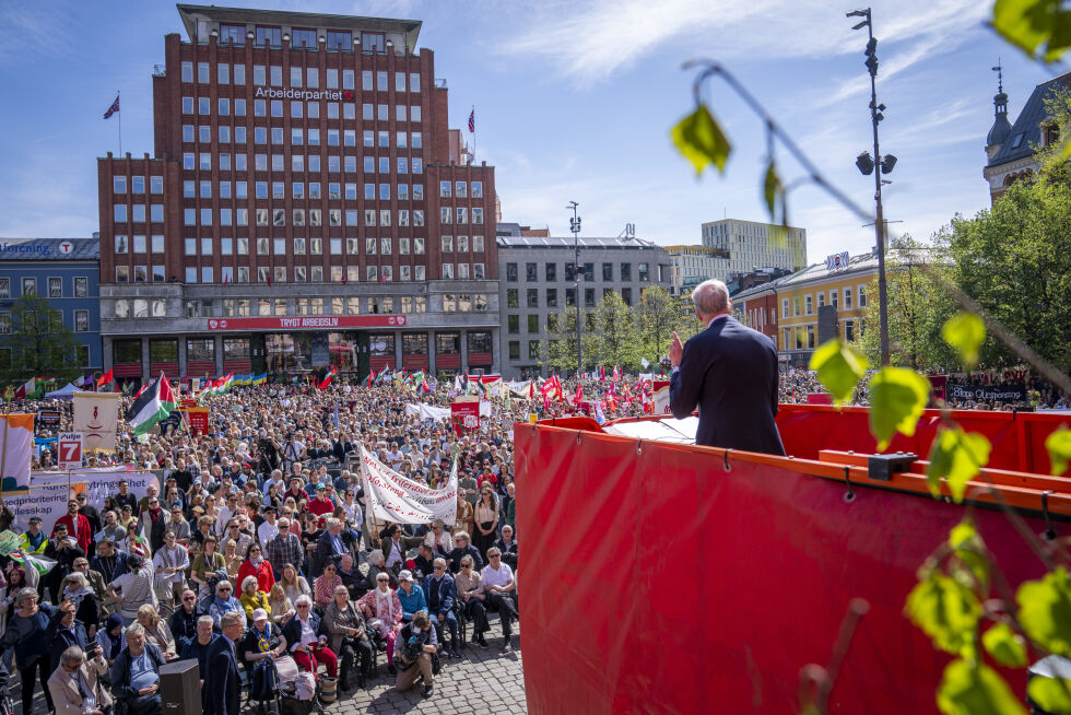 Oslo: Statsminister Jonas Gahr Støres 1. mai-tale på Youngstorget ble tidvis overdøvet av Palestina-demonstranter, som ble bedt av ordstyrer av å dempe seg. Støre svarte med å hylle ytringsfriheten.  – Hvem jobber han egentlig for? spør sjefredaktør Trine Overå Hansen
 Foto: Heiko Junge / NTB