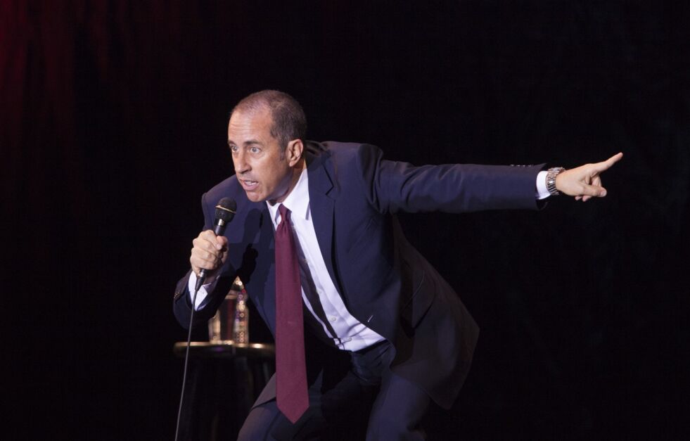 Jerry Seinfeld er av mange regnet som en av verdens beste komikere. Her opptrer han på Menora Stadium i Tel Aviv i Israel i 2015.
 Foto: Dan Balilty/NTB Scanpix