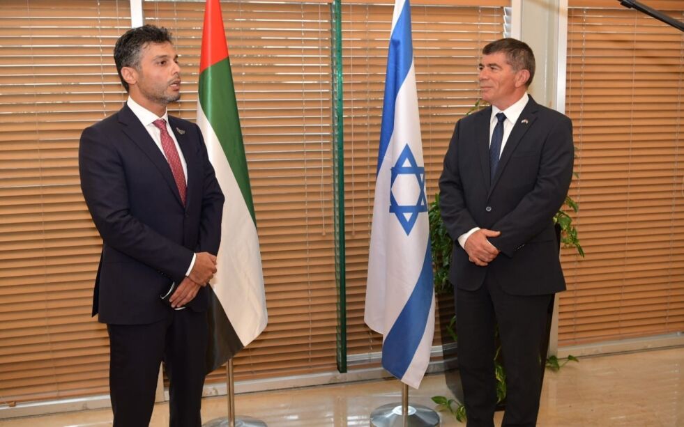 De forente arabiske emiraters første ambassadør til Israel, Mohamed Mahmoud Al Khaja ble ønsket varmt velkommen til Jerusalem av utenriksminister Gabi Ashkenazi.
 Foto: MFA