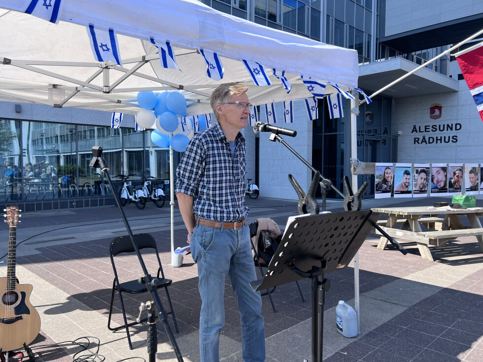 Anders Ulstein er nestleder for utdanning  og universitetslektor ved Institutt for IKT og realfag ved NTNU i Trondheim. Her holder han appell for Israel i Ålesund, lørdag 25. mai.
 Foto: Trine Overå Hansen