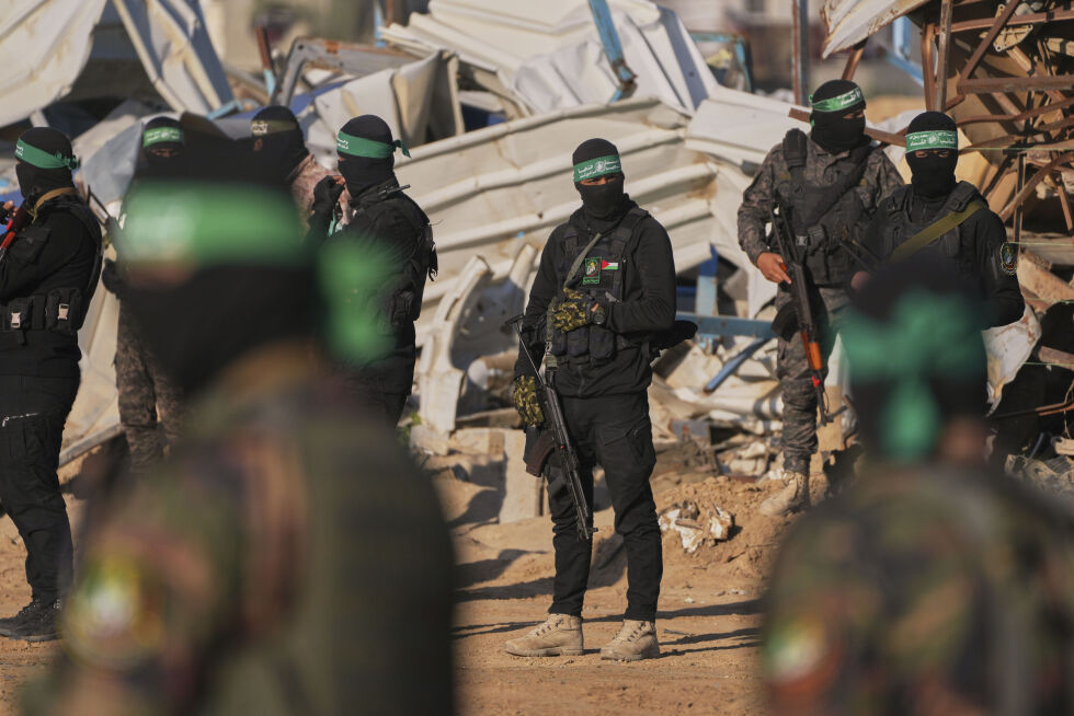 Hamas-krigere utplasserer og inntar stillinger på Gazastripen.
 Foto: NTB/AP/Abdel Kareem