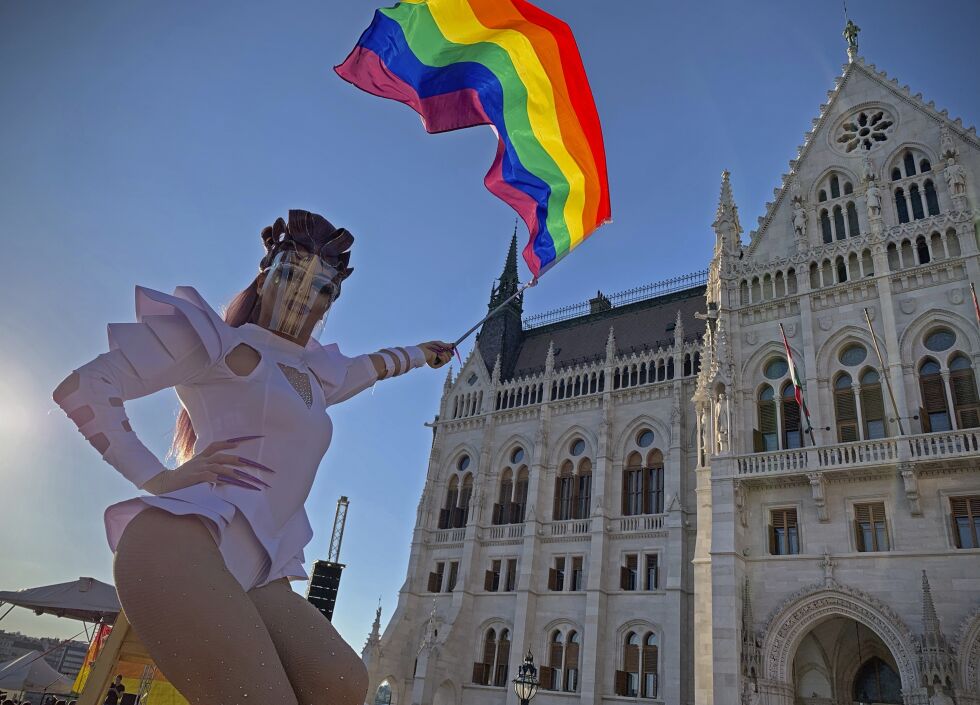 En deltaker i Pride-paraden i Budapest i 2021. Nasjonalforsamlingen i Ungarn har innført lovforbud mot Pride-parader.
 Foto: Bela Szandelszky / AP / NTB