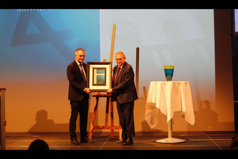 Komiteleder Bjarte Ystebø deler ut Kåre Kristiansens minnepris 2019 til Simon Wiesthal-senteret ved internasjonal direktør Shimon Samuels.
 Foto: Tor-Bjørn Nordgaard