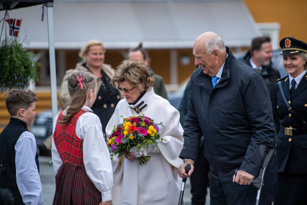 Kong Harald og dronning Sonja på besøk i Hemnes kommune i juni 2023.
 Foto: Annika Byrde / NTB