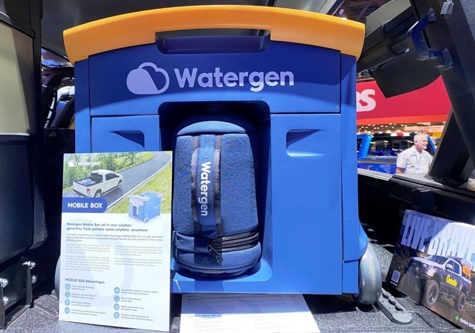 Slik ser det israelske teknologiselskapet Watergen sin Mobile Box ut når det er plassert på en Ford Ranger. Den lille enheten kan skaffe 25 liter ferskvann i døgnet ved å trekke fuktighet ut av luften.
 Foto: TPS