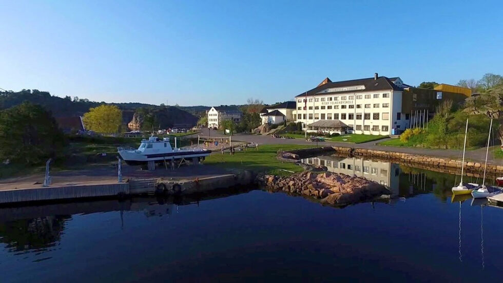 Risøy Folkehøgskole, med 142 elever, regner med å måtte øke budsjettet med en million på grunn av strømprisene. Hvor pengene skal komme fra, vites ikke.
 Foto: Risøy Folkehøgskole
