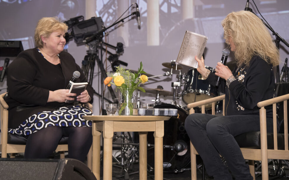Etter at daværende statsminister Erna Solberg talte på konferansen «JK Nordisk 2017» i Oslo Kongressenter, fikk hun en bibel av leder Anne Christiansen i JesusKvinner. Illustrasjonsbilde.
 Foto: Heiko Junge / NTB