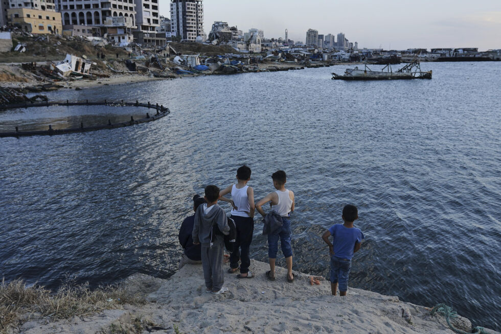 Palestina-arabiske barn står på moloen og ser ut over Middelhavet i havnen i Gaza by.
 Foto: NTB/AP/Jehad Alshrafi