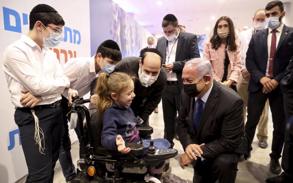 Israels statsminister Benjamin Netanyahu ble vaksinert 9. januar, som den første i Israel. Siden da har to millioner israelere fått vaksine. Her er han på besøk ved et vaksinasjonssenter i Jerusalem.
 Foto: Marc Israel Sellem / NTB