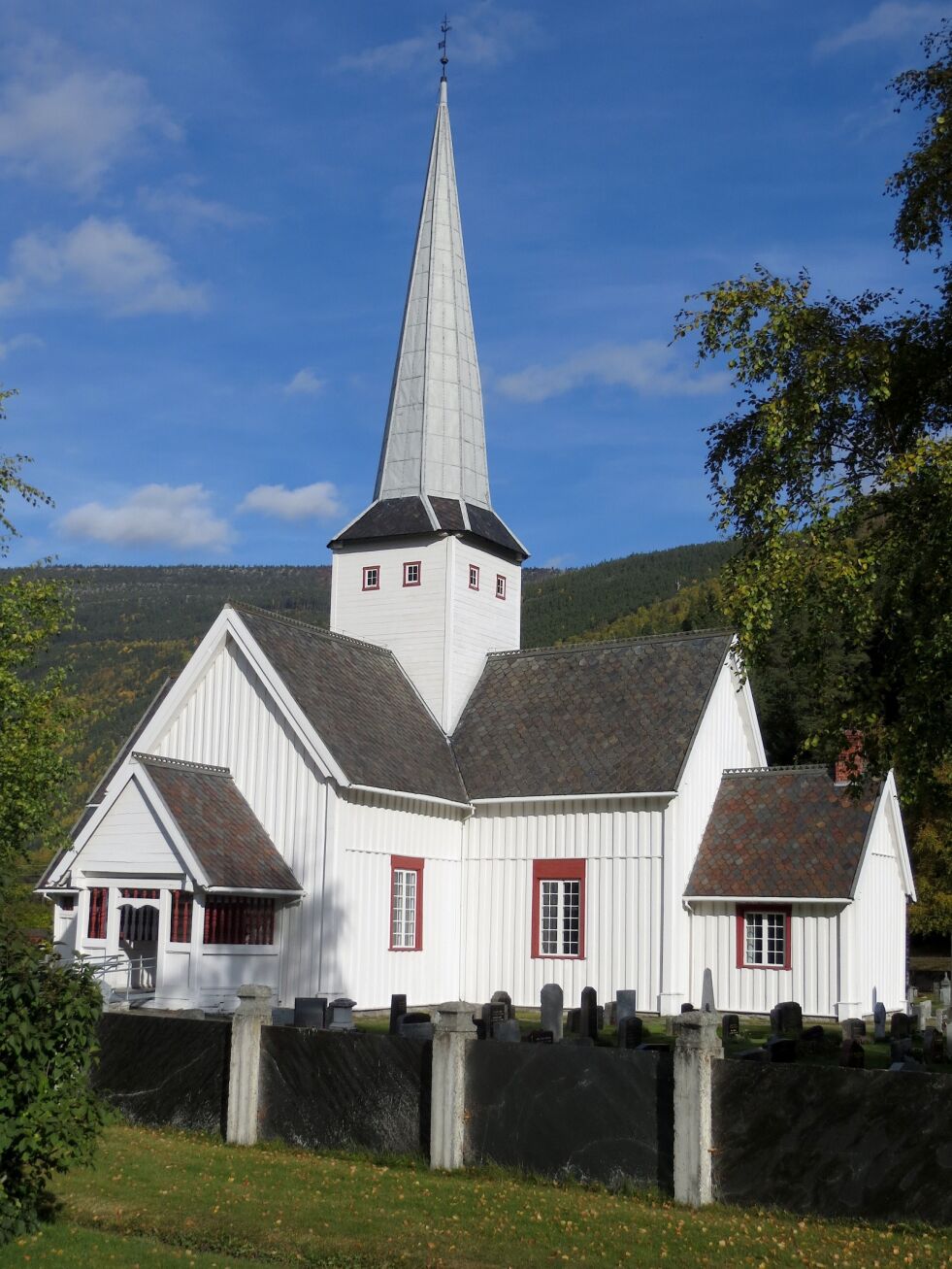 GAMMEL: Sel kirke er nesten 280 år gammel og kan ha blitt forsøkt påtent natt til torsdag.
 Foto: Erlend Bjørtvedt, Wikimedia Commons.