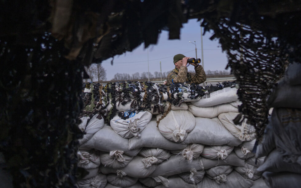 En ukrainsk soldat i byen Lityn 16. mars. through binoculars at a military check point, in Lityn, Ukraine, Wednesday, March 16, 2022.
 Foto: Rodrigo Abd / AP / NTB