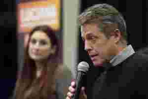 Hugh Grant forsvarer Israel