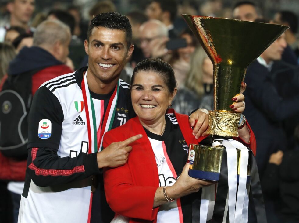 I en alder av 34 år er Cristiano Ronaldo fortsatt bedre trent enn de fleste andre fotballspillere, og han fortsetter og vinne trofeer. Her har han med seg sin mor etter å ha vunnet Serie A i Italia med Juventus i 2019.
 Foto: Antonio Calanni/NTB Scanpix