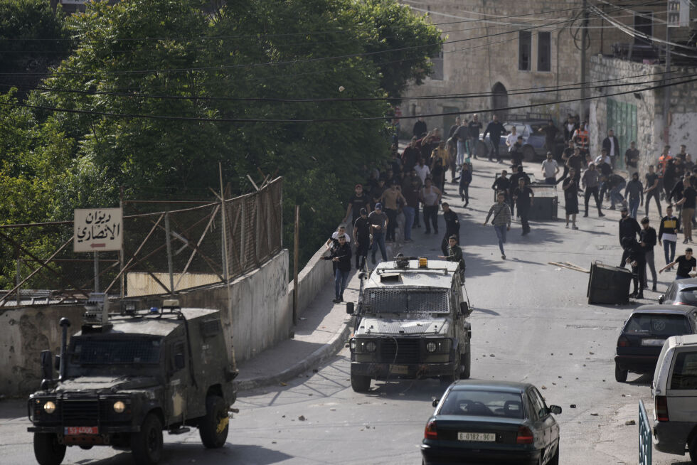 Israelske militærkjøretøy i byen Nablus, Israel, tirsdag 9. mai 2023.
 Foto: AP Photo/Majdi Mohammed