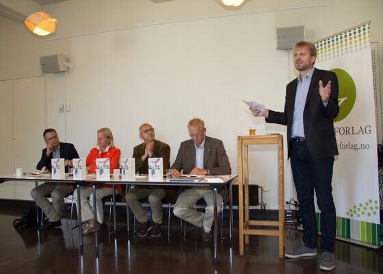 Fire skribenter fra fire ulike politiske partier har bidratt til debattboken Kristendom og politikk, som er redigert av Espen Ottosen (til høyre). FOTO: Ingunn Marie Ruud, KPK