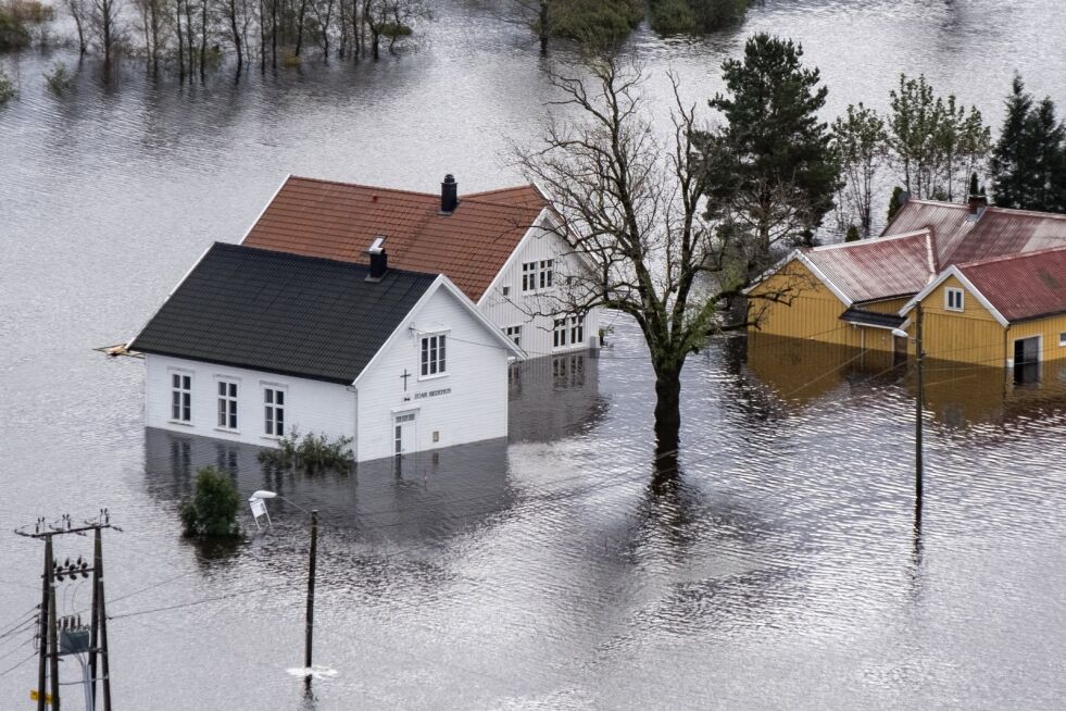 Flere bygg ble oversvømt under flommen. På bildet ser vi blant annet Zoar bedehus. Foto: Tor Erik Schrøder / NTB scanpix