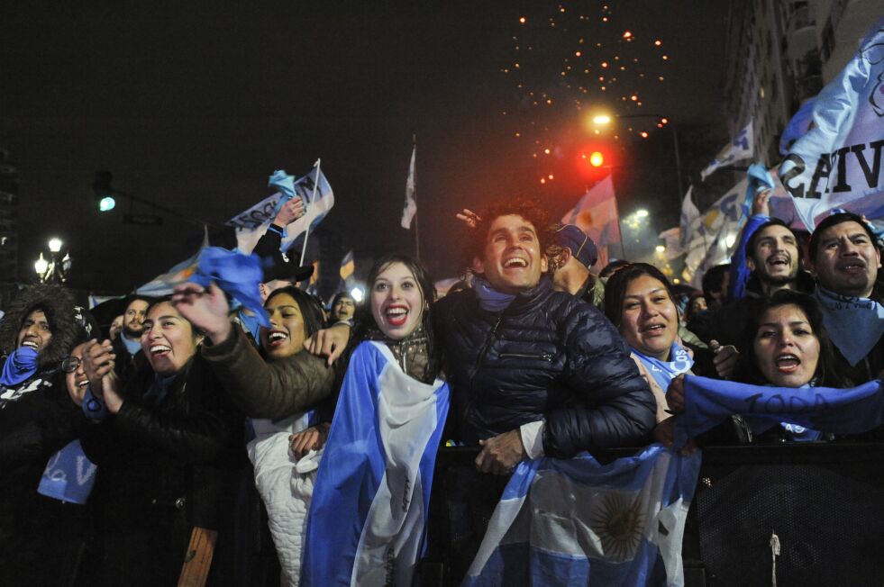 Abortmotstandere jublet og sendt opp fyrverkeri utenfor kongressbygningen i Buenos Aires natt til torsdag. Foto: Luisa Balaguer / AP / NTB scanpix