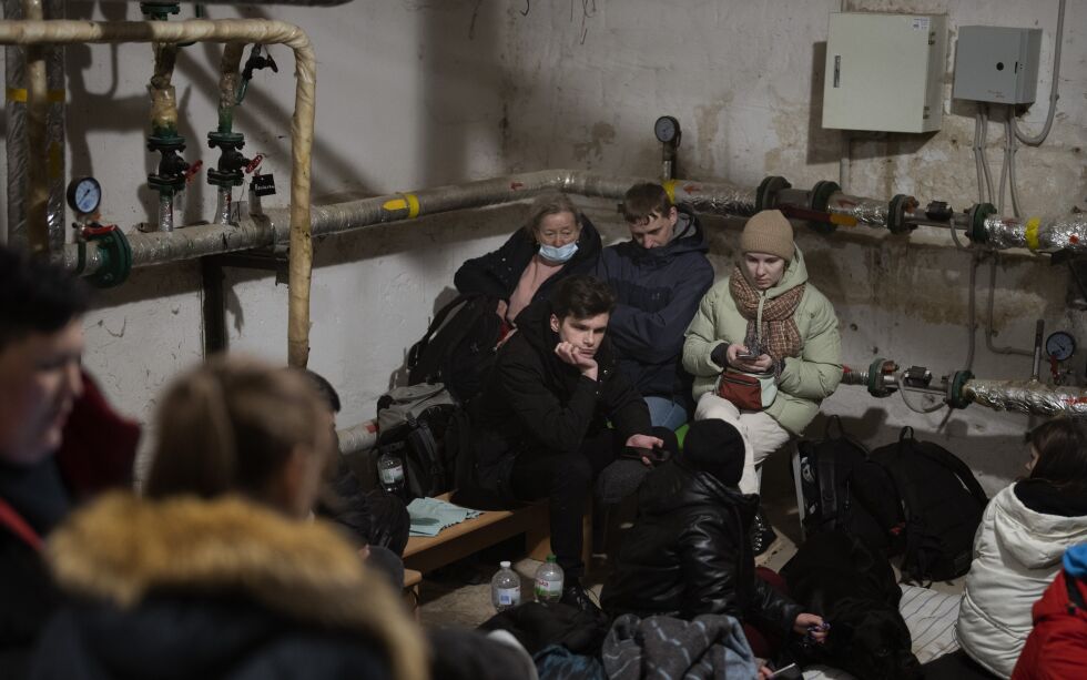 BOMBEROM: Når flyarmen går, søker mennesker tilflukt i nærmeste tilgjengelige kjellerlokale eller tilfluktsrom i Ukrainas hovedstad Kiev. Bildet er tatt fredag 25. februar.
 Foto: Emilio Morenatti / AP NTB (illustrasjonsbilde)