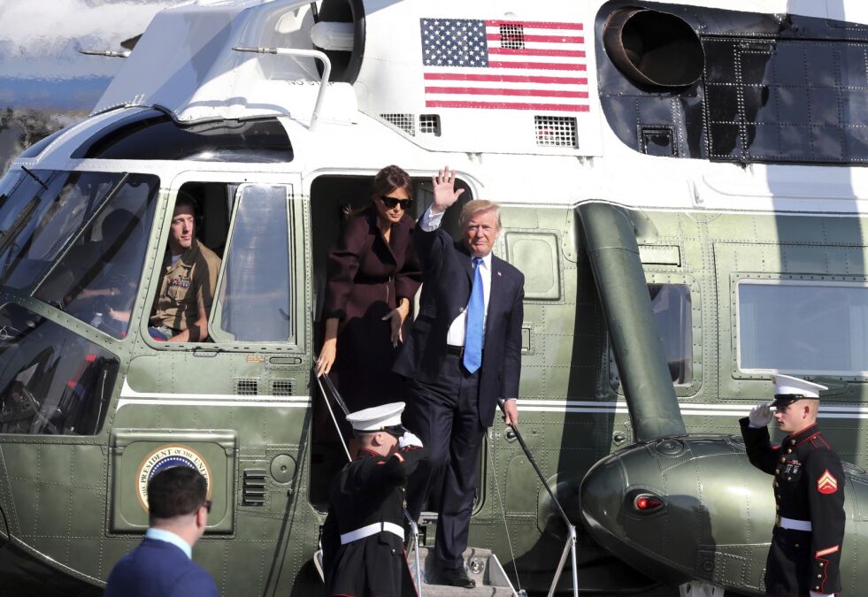 Det amerikanske presidentparet vinket til pressen da de forlot Japan og satte kursen mot Sør-Korea tirsdag morgen. Foto: Eugene Hoshiko / AP / NTB scanpix