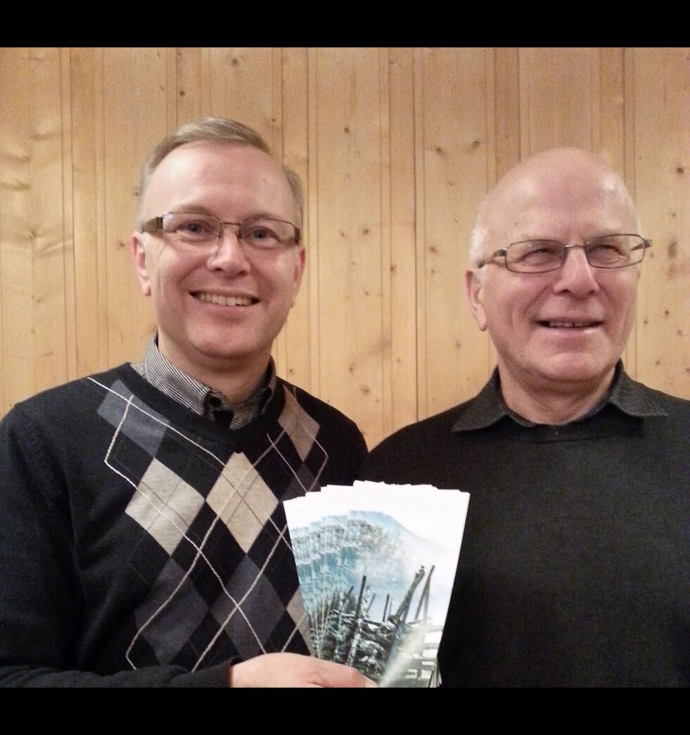 DELER UT BJOSJYRE: pastor Ulf Magne Løvdahl og viseforstander Olav Gravem med brosjyren som skal deles ut.
 Foto: Privat