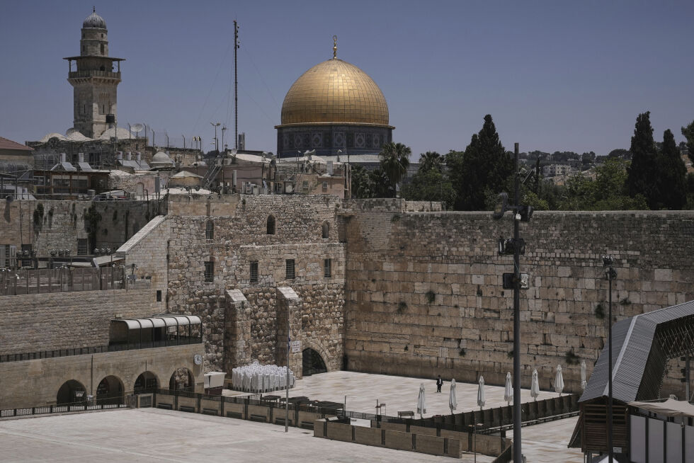 Fredag var det folketomt ved Vestmuren i Jerusalem. Det er skutt raketter fra Iran mot Israel.
 Foto: NTB / AP / Mahmoud Illean