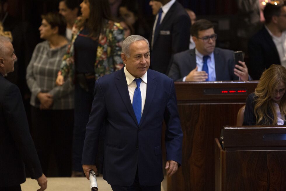 Israels statsminister Benjamin Netanyahu på vei ut av Knesset etter at nasjonalforsamlingen ble oppløst onsdag. Foto: AP / NTB scanpix.