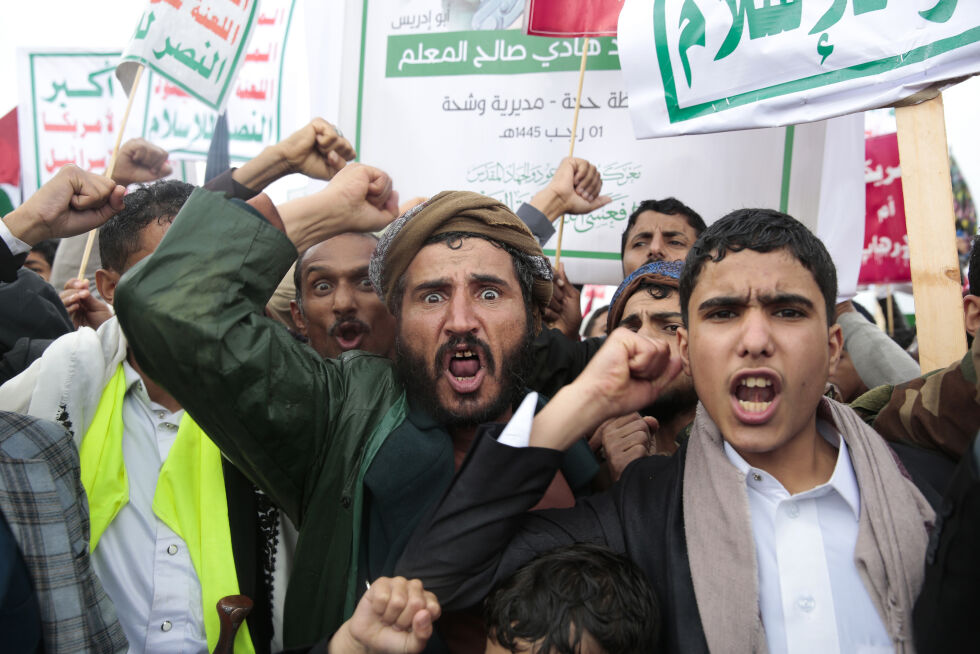Houthi-tilhengere deltar på en demonstrasjon til støtte for palestinerne på Gazastripen i Sanaa, Jemen, fredag 19. januar 2024.
 Foto: AP Photo/Osamah/NTB.
