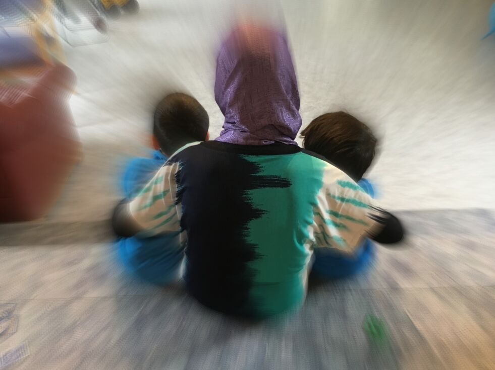 IKKE TRODD: Den afghanske familiemoren og to små gutter sitter i kirkeasyl på Stord, mens familiefaren er innelåst på Trandum. Familien blir ikke trodd av utlendingsmyndighetene, og nå forbereder de seg på å gå rettens vei.
 Foto: Privat