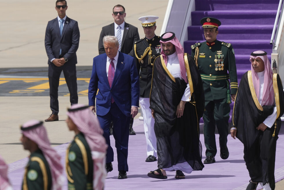 Trump ble tatt imot av Saudi-Arabias kronprins Mohammed bin Salman da han ankom landet.
 Foto: Alex Brandon / AP / NTB
